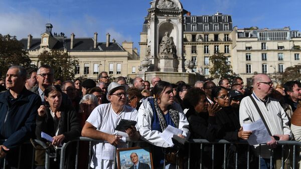 Люди, собравшиеся у церкви Сен-Сюльпис перед началом траурной церемонии прощания с бывшим президентом Франции Жаком Шираком