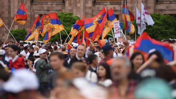 Сторонники оппозиции ожидают итогов специального заседания парламента Армении, на котором пройдет повторное голосование по кандидатуре премьер-министра 
