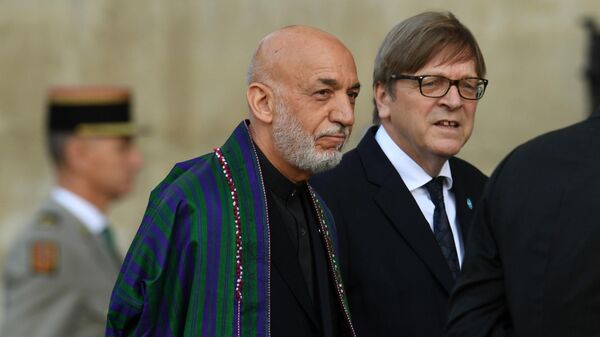 Экс президент Афганистана Хамид Карзай перед началом траурной церемонии прощания с бывшим президентом Франции Жаком Шираком у церкви Сен-Сюльпис