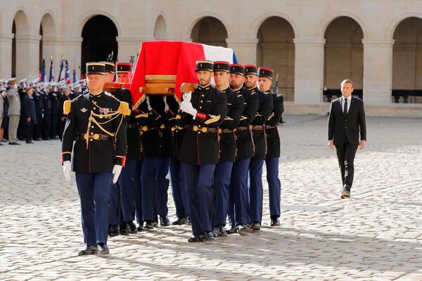 Президент Франции Эммануэль Макрон во время церемонии прощания с Жаком Шираком