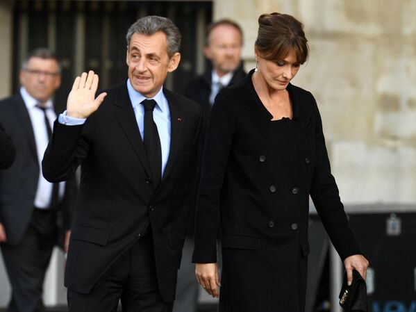 Экс президент Франции Николя Саркози с супругой Карлой Бруни перед началом траурной церемонии прощания с бывшим президентом Франции Жаком Шираком у церкви Сен-Сюльпис
