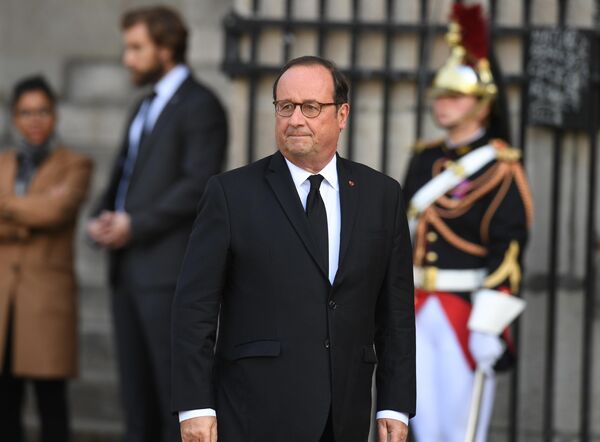 Экс президент Франции Франсуа Олланд перед началом траурной церемонии прощания с бывшим президентом Франции Жаком Шираком у церкви Сен-Сюльпис