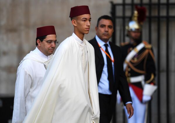 Наследный принц Марокко Мулай Хассан перед началом траурной церемонии прощания с бывшим президентом Франции Жаком Шираком у церкви Сен-Сюльпис.