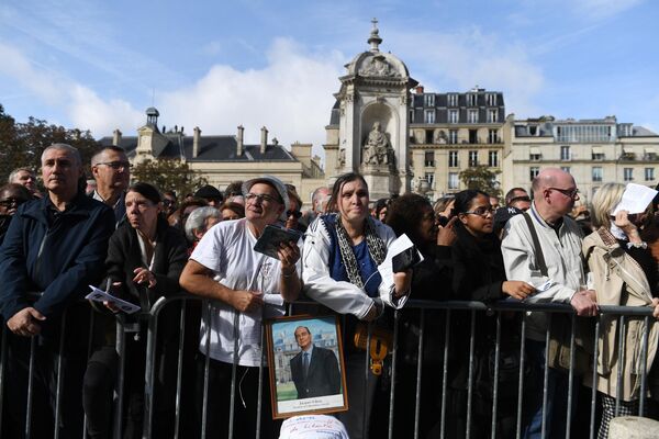 Люди, собравшиеся у церкви Сен-Сюльпис перед началом траурной церемонии прощания с бывшим президентом Франции Жаком Шираком