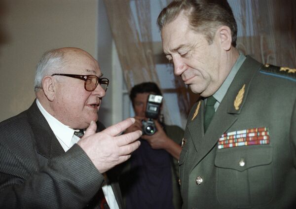 Главный конструктор завода Прогресс Дмитрий Козлов и командующий военно-космическими силами генерал Владимир Иванов Главный конструктор завода Прогресс Дмитрий Козлов и командующий военно-космическими силами генерал Владимир Иванов