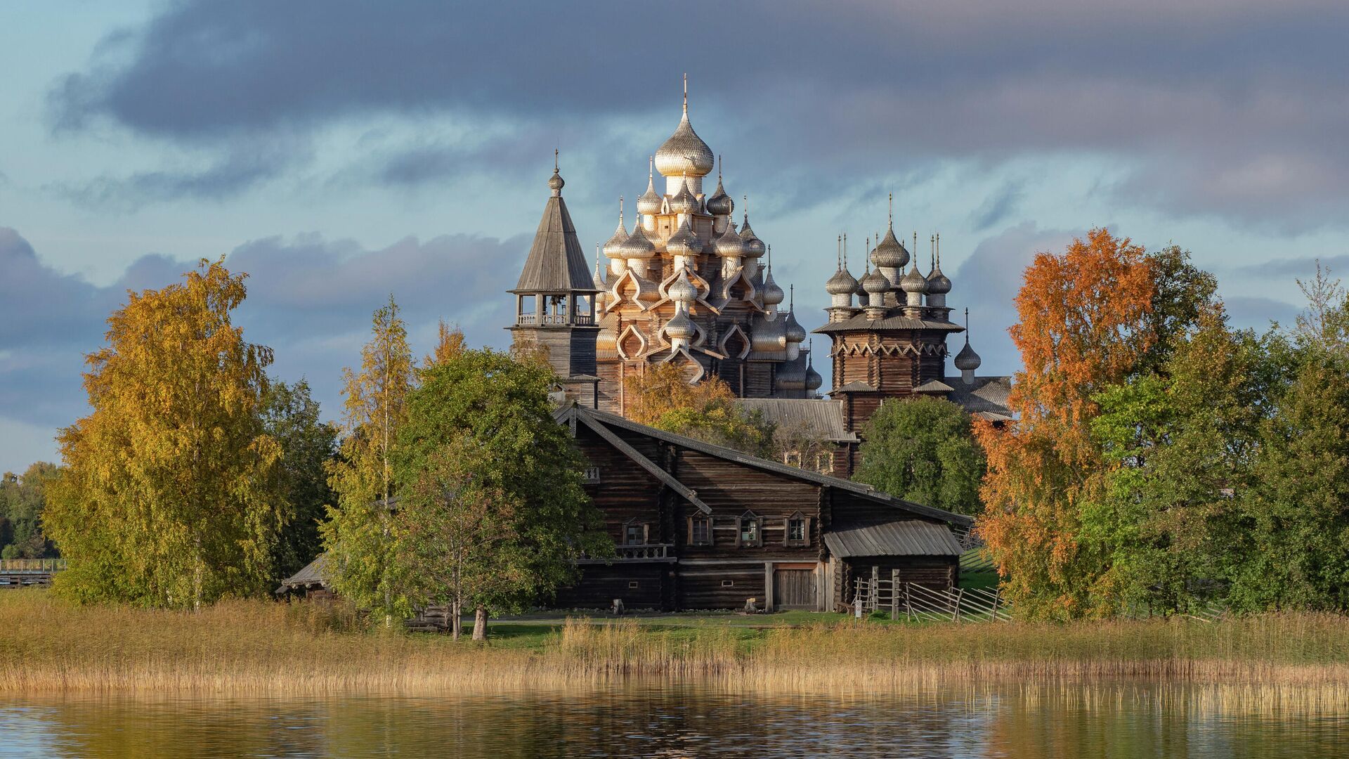 Преображенская церковь XVIII века после реставрации, церковь Покрова Пресвятой Богородицы и колокольня, входящие в состав архитектурного ансамбля Государственного историко-архитектурного музея-заповедника Кижи, на острове Кижи Онежского озера в Карелии - РИА Новости, 1920, 14.10.2019