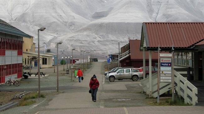Улица норвежского поселка Лонгйир на архипелаге Шпицберген