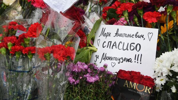 Цветы у здания театра Ленком в Москве, где проходит церемония прощания с режиссером Марком Захаровым