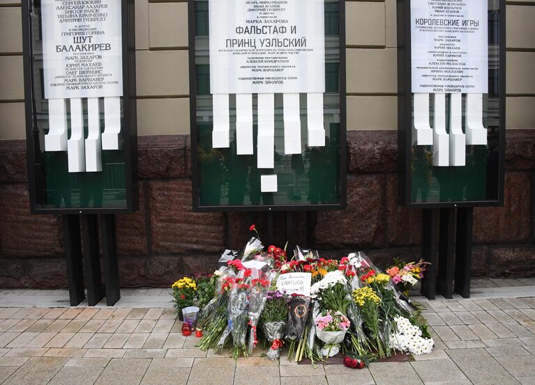 Цветы у здания театра Ленком в Москве, где проходит церемония прощания с режиссером Марком Захаровым