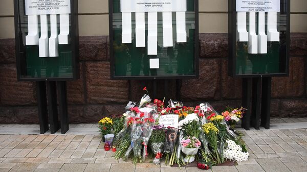 Цветы у здания театра Ленком в Москве, где проходит церемония прощания с режиссером Марком Захаровым