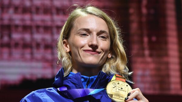 Российская спортсменка Анжелика Сидорова, завоевавшая золотую медаль в соревнования по прыжкам с шестом на чемпионате мира по легкой атлетике 2019 в Дохе.