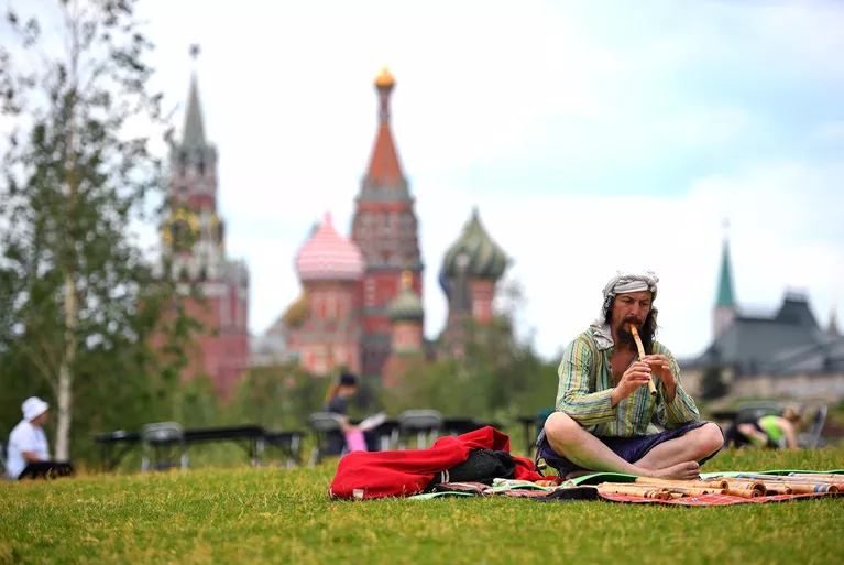 Международный фестиваль йоги в парке Зарядье Международный фестиваль йоги в парке Зарядье