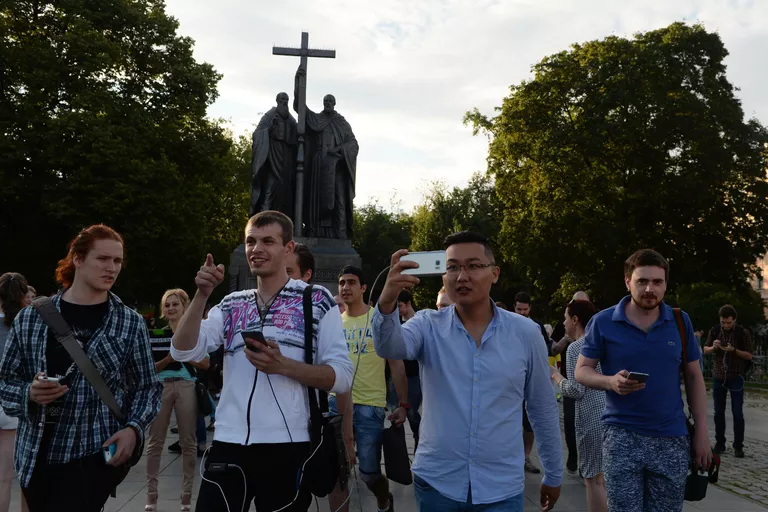 Игроки в Pokemon Go в Ильинском сквере в Москве Игроки в Pokemon Go в Ильинском сквере в Москве