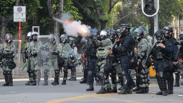 Полиция полиция выстреливает слезоточивый газ по протестующим в Шатине, Гонконг
