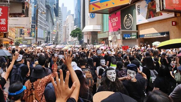 Участники акции протеста в торговом районе Causeway Bay в Гонконге