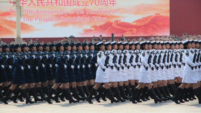 Военнослужащие КНР на военном параде, приуроченном к 70-летию образования Китая, в Пекине