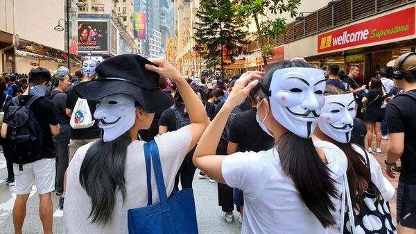 Участники акции протеста в торговом районе Causeway Bay в Гонконге