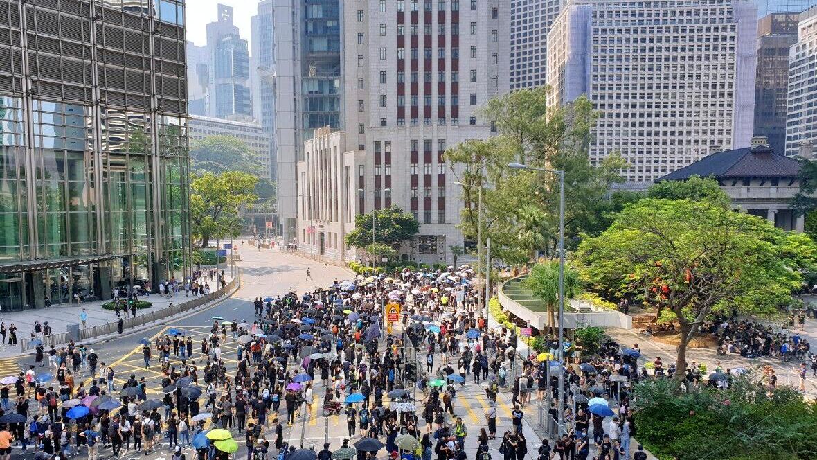 Участники акции протеста в торговом районе Causeway Bay в Гонконг - РИА Новости, 1920, 30.09.2021