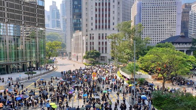 Участники акции протеста в торговом районе Causeway Bay в Гонконг