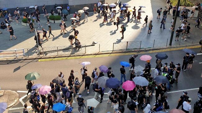 Участники акции протеста в торговом районе Causeway Bay в Гонконге