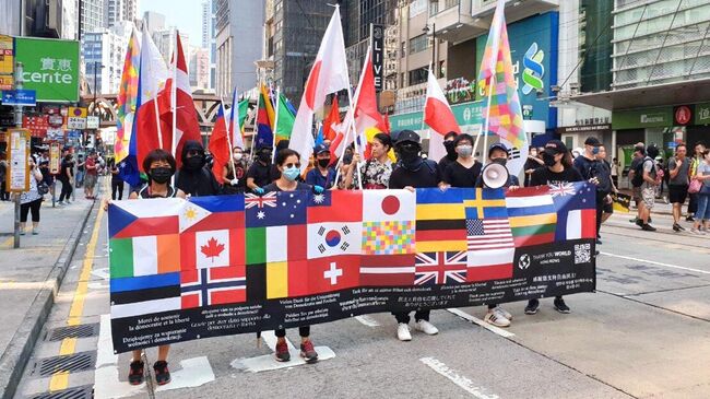 Участники акции протеста в торговом районе Causeway Bay в Гонконге