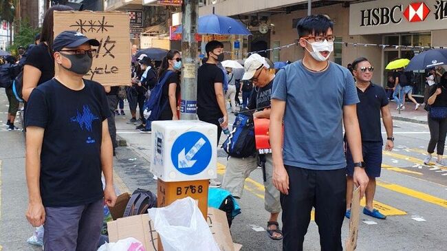 Участники акции протеста в торговом районе Causeway Bay в Гонконге