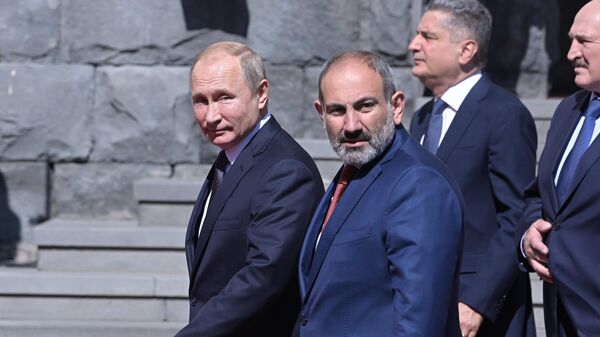 Президент РФ Владимир Путин и премьер-министр Армении Армении Никол Пашинян на саммите ЕАЭС в Ереване. 1 октября 2019