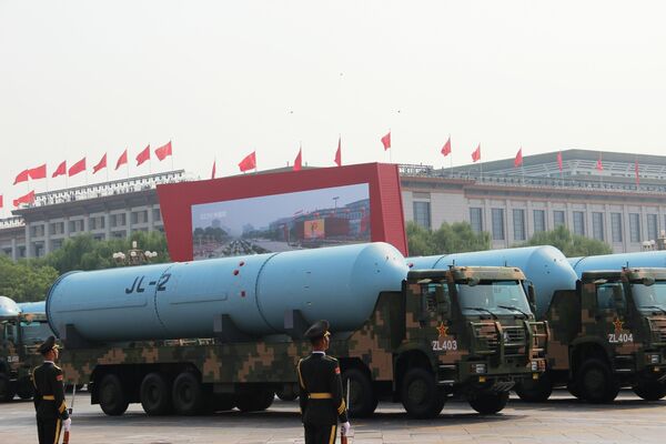 Двухступенчатая твердотопливная баллистическая ракета JL-2 (цзюйлан) на военном параде, приуроченном к 70-летию образования Китая, в Пекине