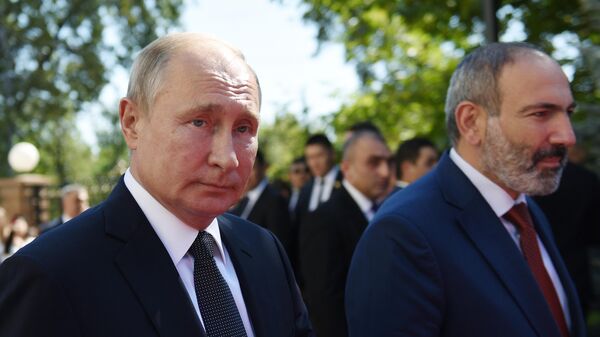 Президент России Владимир Путин и премьер-министр Армении Армении Никол Пашинян в Ереване. 1 октября 2019