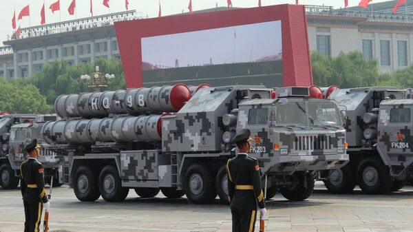 Зенитно-ракетный комплекс Хунци-9 (HQ-9) на военном параде, приуроченном к 70-летию образования Китая, в Пекине