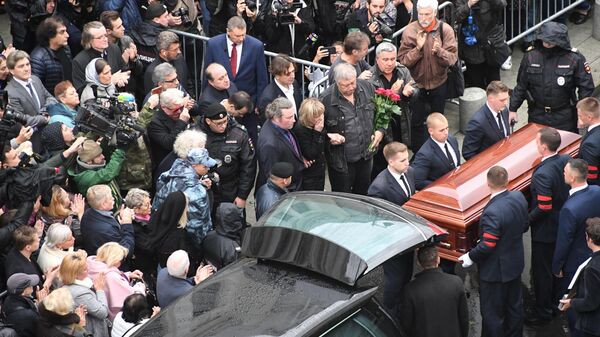 Вынос гроба с телом режиссера Марка Захарова после церемонии прощания в театре Ленком. 1 октября 2019