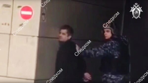 Стоп-кадр видео задержания подозреваемого в нападении на сотрудника СК РФ в Москве