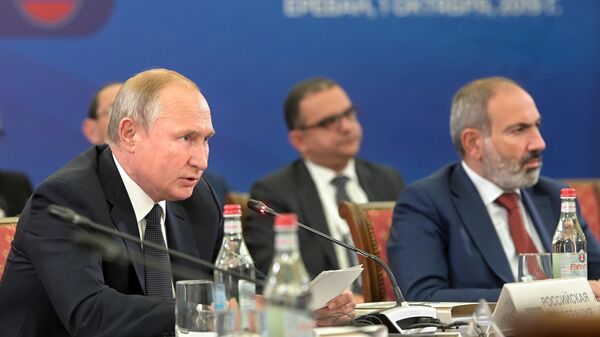 Президент РФ Владимир Путин принимает участие в заседании Высшего евразийского экономического совета в Ереване. 1 октября 2019