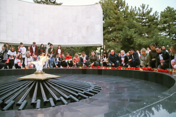 Торжественный митинг участников фестиваля прошел у мемориального комплекса Павшим воинам, открытого в 1969 году на месте братской могилы времен войны.