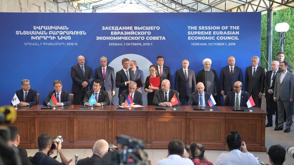 Президент РФ Владимир Путин на церемонии подписания Соглашения о зоне свободной торговли между Евразийским экономическим союзом и Республикой Сингапур. 1 октября 2019