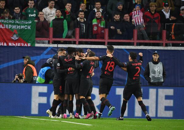 Игроки Атлетико радуются забитому голу
