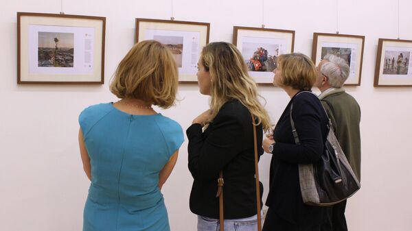 Посетители на выставке победителей Международного конкурса фотожурналистики имени Андрея Стенина в Российском центре науки и культуры в Будапеште.