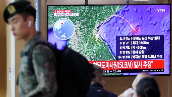 Трансляция телевизионного выпуска новостей о запуске ракет Северной Кореей в Сеуле. 2 октября 2019