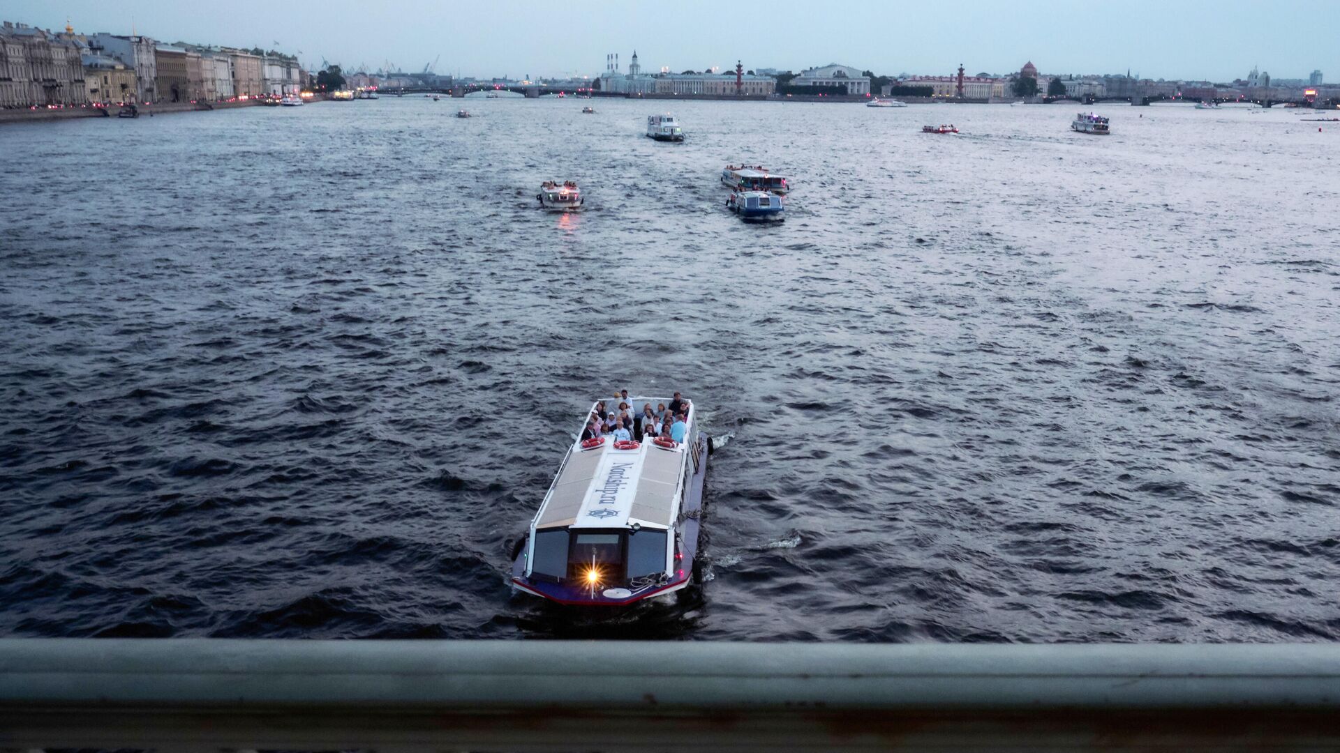 Прогулочные катера на реке Неве в Санкт-Петербурге - РИА Новости, 1920, 29.06.2021