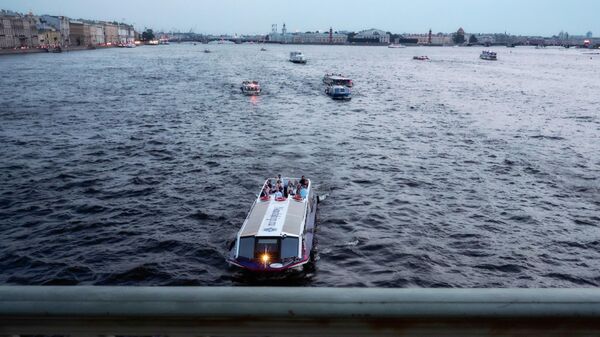Прогулочные катера на реке Неве в Санкт-Петербурге