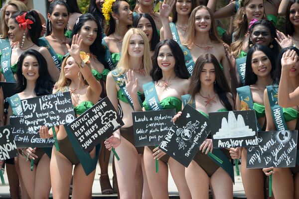 Претендентки на звание Мисс Земля 2019 с плакатами в защиту планеты