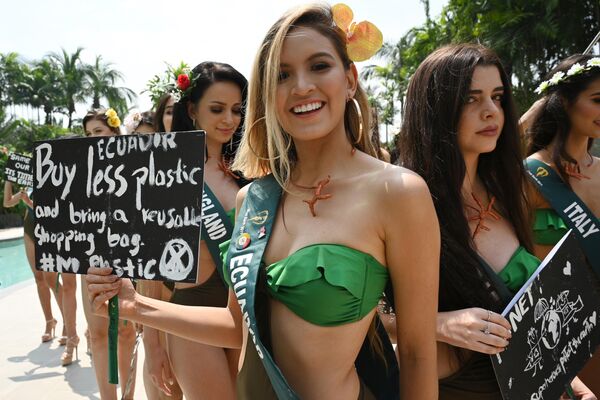 Претендентка из Эквадора на звание Мисс Земля 20019 с плакатом в защиту планеты