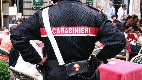 Карабинер на улице в Италии