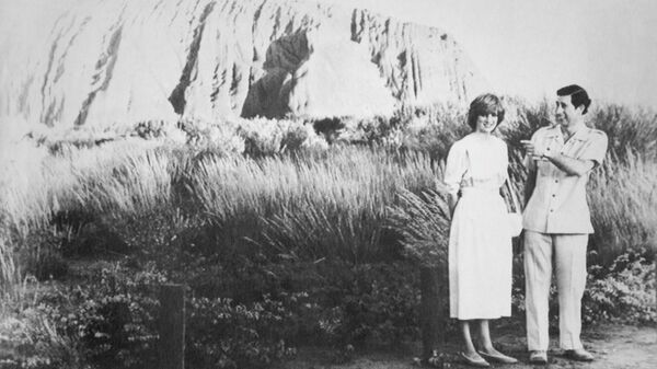 Принц Чарльз и Диана во время посещения Айерс-Рок в Австралии
