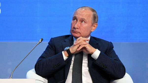 Президент РФ Владимир Путин на третьем международном форуме Российская энергетическая неделя