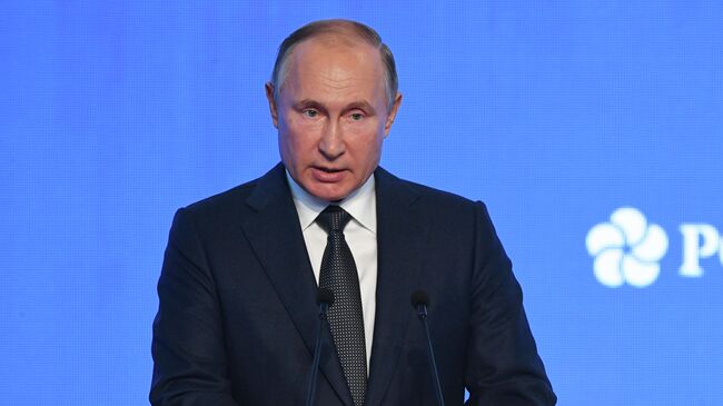 Президент РФ Владимир Путин выступает на третьем международном форуме Российская энергетическая неделя - 2019