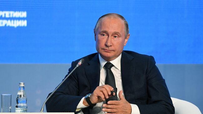 Президент РФ Владимир Путин на третьем международном форуме Российская энергетическая неделя