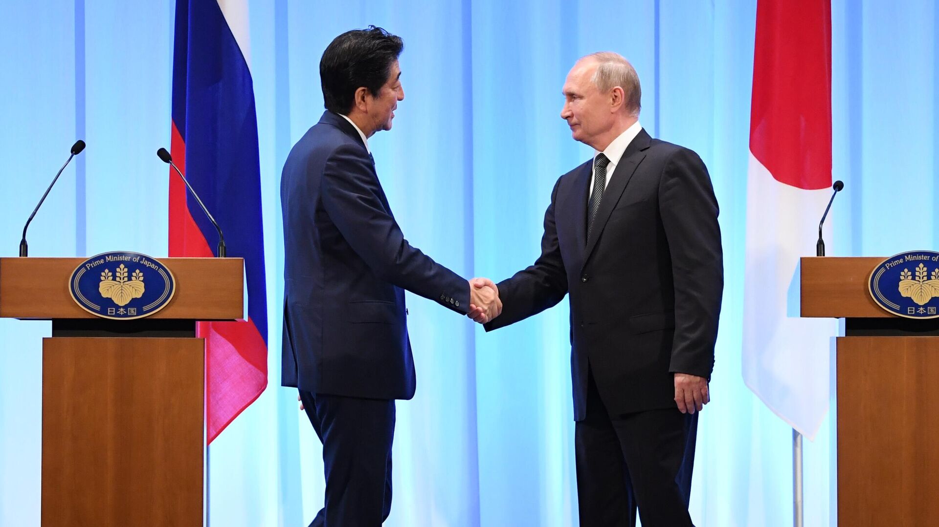 Президент РФ Владимир Путин и премьер-министр Японии Синдзо Абэ на совместной пресс-конференции по итогам встречи в Осаке. 29 июня 2019 - РИА Новости, 1920, 26.09.2020