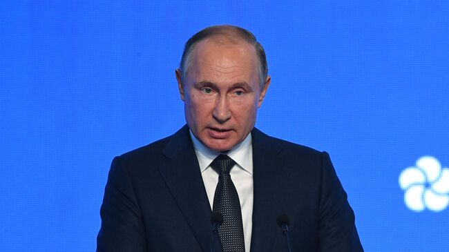 Президент РФ Владимир Путин выступает на третьем международном форуме по энергоэффективности и развитию энергетики Российская энергетическая неделя - 2019 
