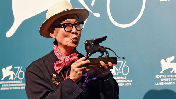 Китайский режиссер Юньфань, получивший приз за лучший сценарий (фильм Дом 7 по Черри Лейн) на церемонии закрытия 76-го Венецианского международного кинофестиваля